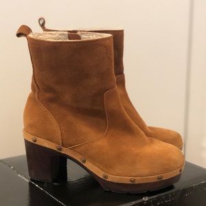 Clarks Abby Suede Clog Boot- shearling lined